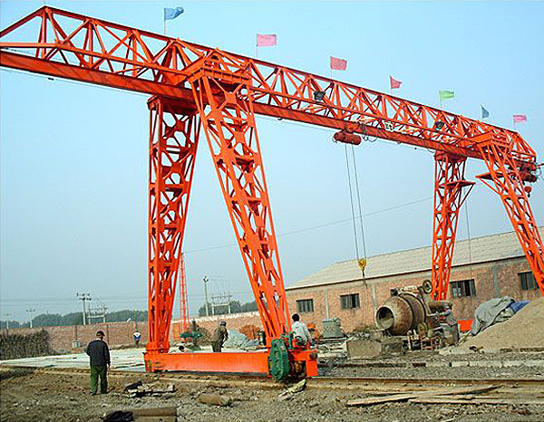 雄峰MH10T-24M電動葫蘆桁架門式起重機(jī)(花架式) 雄峰MH10T-24M電動葫蘆桁架門式起重機(jī)(花架式)